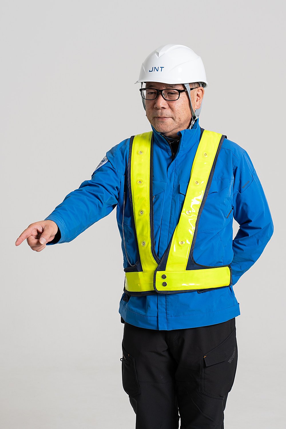 東京・江戸川区の警備会社 株式会社ジェイエヌティ(JNT Security)の制服隊員が交通誘導を行う現場の様子